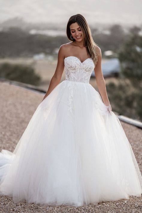 Aesthetic Ballgown, Dresses Fairytale, Ballgown Skirt, Wedding Dresses Sweetheart Neckline, Gown Ideas, Ballgown Wedding, Aline Wedding Dress, Dresses 2022, Kleinfeld Bridal