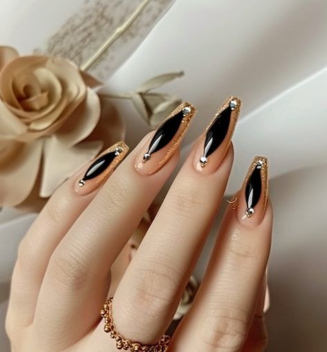 ”Stunning Gold Floral Nail Art Design 🌸✨ #NailArt#FloralNails#GoldNails#ElegantNails#NailDesign#Manicure#NailInspiration#NailGoals#BeautifulNails#NailStyle#NailTrends“ Gold Detail Nail Art, Gold Colour Nail Art, Nail Art Design Black And Gold, Gold Flower Nail Art, Golden Nail Art, Unique Acrylic Nail Designs, Vintage Nail Art, Birthday Nail Designs, Elegant Manicure