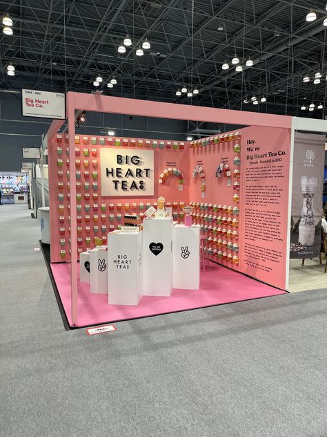 Design Booth Fashion, Craft Fair Signage, Pop Up Display Booth, Fashion Booth Design, Pop Up Store Design Ideas, Bazaar Booth, Pop Up Booth, Event Booth Design, Beauty Expo