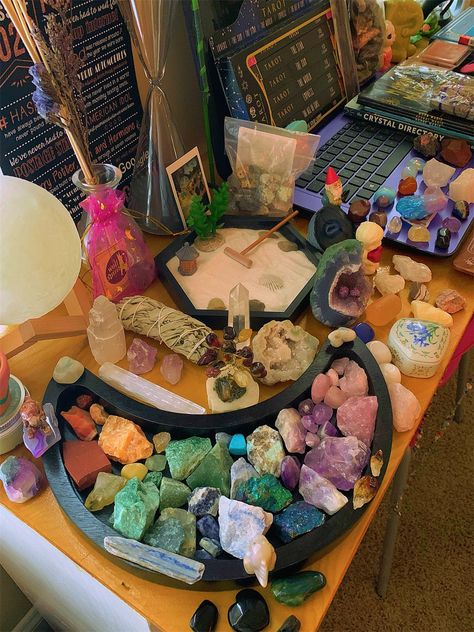 Organize Crystals, Crystal Room Decor, Trippy Room Decor, Crystal Room, Hippy Room, Crystal Vibes, Earthy Jewelry, Crystal Aesthetic, Pinterest Room Decor