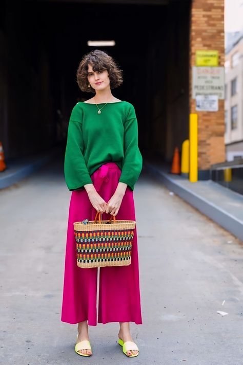 Rok Outfit, Color Blocking Outfits, Bright Colored, Green Top, Green Shoes, Pink Skirt, Street Style Looks, Colourful Outfits, Street Chic