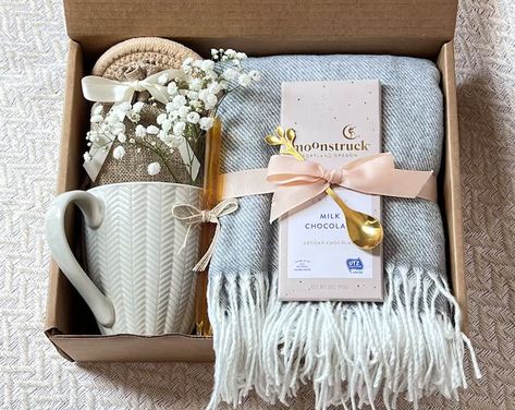 Employee Gift Ideas, Positive Work Culture, Diy Christmas Gifts For Friends, Christmas Gift Hampers, Hygge Gifts, Job Well Done, Gift Boxes For Women, Creative Birthday Gifts, Holiday Gift Box