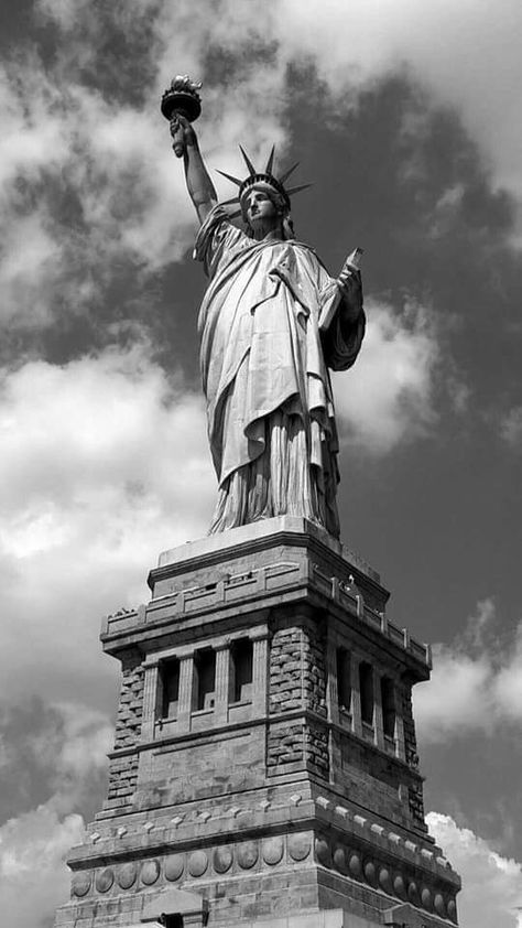 Liberty Wallpaper, Reflection Photos, Black And White Photo Wall, Cute Black Wallpaper, Alone Photography, Lady Liberty, Black And White Canvas, Famous Landmarks, Black And White Aesthetic