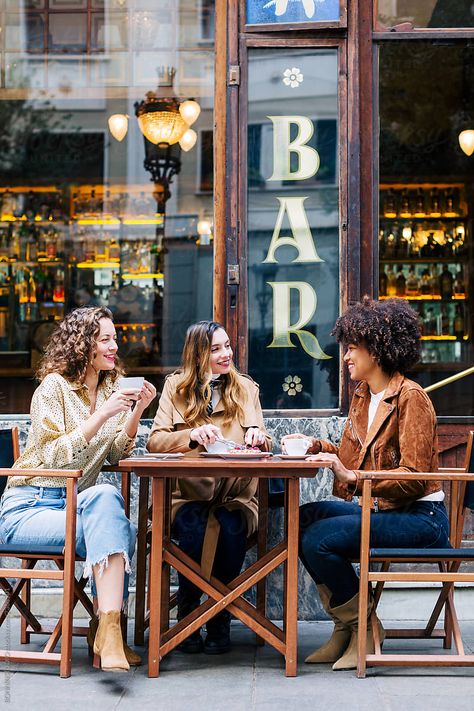 Coffee Shop With People, Bff Coffee Pics, Friends In A Coffee Shop, Friends Shopping Together, Having Coffee With Friends, Women Hanging Out, Coffee Shop Photoshoot Friends, Friends At A Cafe, Friends Lifestyle Photography