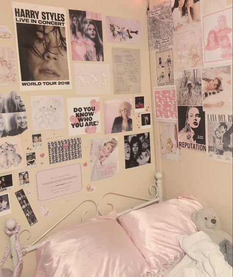 coquette, coquette bedroom, hyper feminine, taylor swift, swiftie, posters, harry styles, lana del rey, one direction, pheobe bridgers, boygenius, conan gray, aesthetic, coquette posters, taylor swift posters, pink bedroom #lana #taylor #coquette #coquettebedroom #room #aesthetic #posters Zimmer Diy, Girly Room, Cute Room Ideas, Pretty Room, Dreamy Room, Dream Room Inspiration, Pink Room, Room Makeover Inspiration, Cute Room Decor