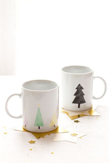 Collection de Noël Asleep from day | Carnets Parisiens Mug Noel, Diy Christmas Mugs, Christmas Pottery, Company Christmas Party, Handmade Mugs, Christmas Calligraphy, Ideas Navidad, Mugs Christmas, Christmas Craft Fair