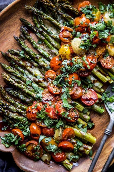 Caprese Roasted Asparagus - Climbing Grier Mountain #vegetarian #easyrecipe #healthy Vegan Asparagus Recipes, Vegan Grill, Grilled Asparagus Recipes, Asparagus Recipes Baked, Easy Vegetable Side Dishes, Spring Dishes, Crockpot Healthy, Asparagus Fries, Resep Salad