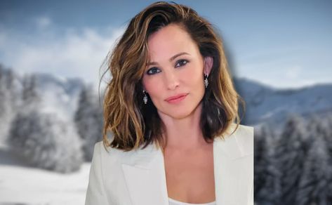 Called The Jen G cut for Gen Z, Adir Abergel shares how he created Jennifer Garner's new hair look. Jennifer Garner New Hairstyle, Jen Garner Hair, Jennifer Garner Hair 2023, Jennifer Garner Hair, Jen Garner, Bardot Bangs, Jennifer Gardner, Makeup And Products, New Hair Look