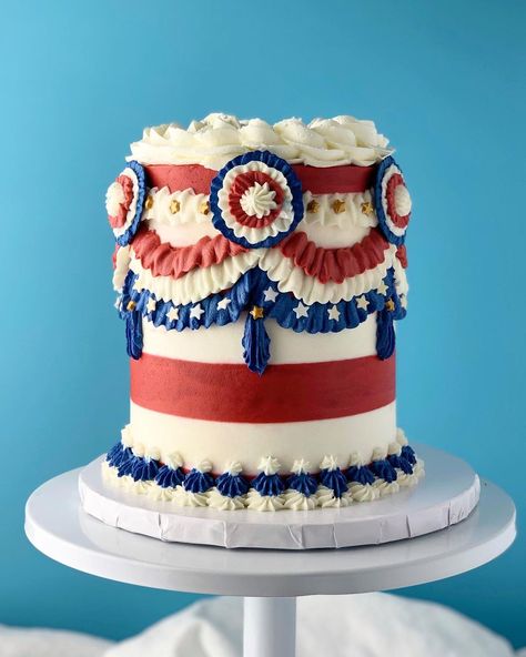 Holiday With Friends, Buttercream Piping, Patriotic Cake, Fourth Of July Cakes, 4th Of July Cake, 4th Of July Desserts, To My Friends, Happy Fourth Of July, Cake Decorating Designs