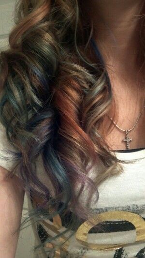 Hair chalk. How To Have Style, Hair Chalk, Hair Streaks, Hair Stylies, Dye My Hair, Hair Inspiration Color, Hair Inspo Color, Rainbow Hair, Girly Stuff