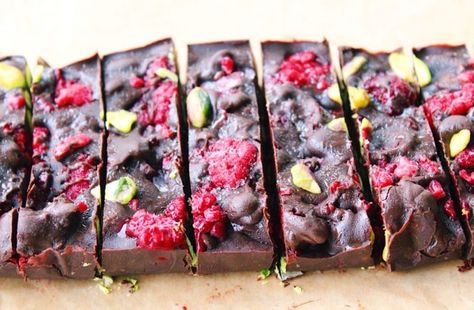 Toasted Pistachio & Raspberry Dark Chocolate Fudge Bars (Vegan & Gluten Free) Raspberry Dark Chocolate, Chocolate Fudge Bars, Deserturi Raw Vegan, Pistachio Raspberry, Raspberry Pistachio, Dark Chocolate Fudge, Raspberry Chocolate, Fudge Bars, Chocolate Raspberry