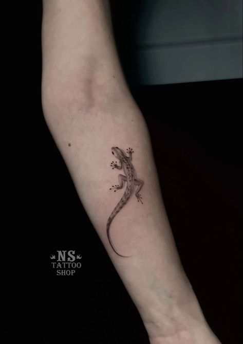 Realistic Lizard Tattoo, Fine Line Lizard Tattoo, Lizard Flower Tattoo, Tiny Lizard Tattoo, Anole Lizard Tattoo, Salamander Tattoo Design, Lizard Tattoo Cute, Amphibian Tattoos, Gecko Tattoo For Women