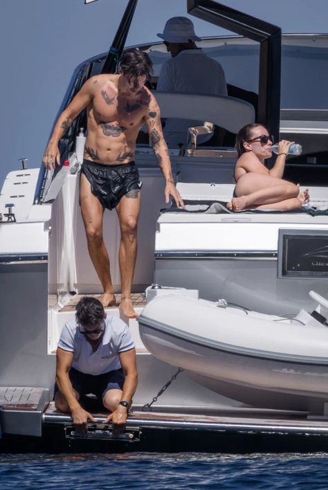 Shirtless Harry Styles, Harry And Olivia, Harry Styles And Olivia Wilde, Harry Styles Family, Harry Styles Kissing, Romantic Italian, On A Yacht, Camille Rowe, Celebrity Look Alike