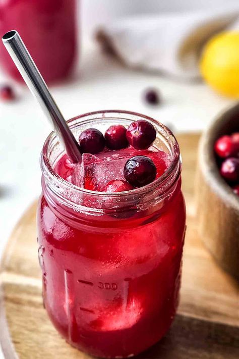 how do i make cranberry juice Healthy Cranberry Juice Recipes, How To Make Cranberry Juice, Cranberry Juice Aesthetic, Homemade Cranberry Juice, Cranberry Apple Juice, Red Juice, Restaurant Drinks, Frozen Cranberries, Apple Cranberry