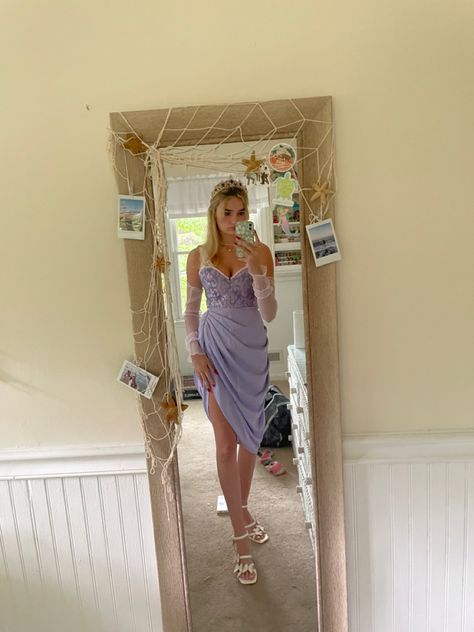 Repunzal Costume Halloween, College Rapunzel Costume, Rapunzel Aesthetic Costume, Repunzle Flynn Costume, Hot Repunzal Costume, Rapunzel Halloween, Rapunzel Halloween Costume, College Costumes, Eras Party