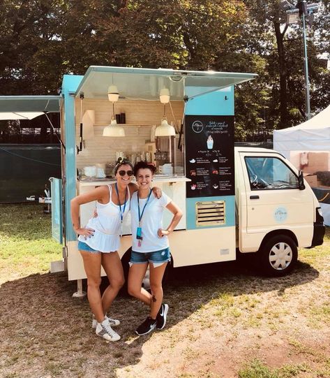 Tastiness on the move… the slogan of this ice cream shop on four wheels says it all. The creamery takes to the street to reach soft ice cream lovers. #piaggioporter #minifoodtruck #foodvan #icecreamshop #mobileicecreamshop Kombi Trailer, Foodtrucks Ideas, Coffee Food Truck, Food Vans, Soft Ice Cream, Candy Car, T3 Vw, Mobile Coffee Shop, Ice Cream Business