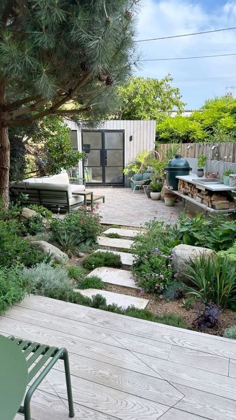 Soho House Garden, Terraced House Garden Ideas, London Courtyard Garden, Soho Farmhouse Garden, No Grass Garden Ideas, Australian Courtyard, London Garden Ideas, Seaside Garden Ideas, Small London Garden