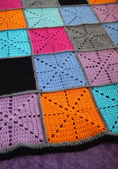 Crocheted Starburst Patchwork Blanket close up Crochet Blanket Vintage, Blankets Diy, Patchwork Crochet, Crochet Square Blanket, Crochet Filet, Crocheted Blanket, Patchwork Blanket, Mode Crochet, Crochet Granny Square Blanket