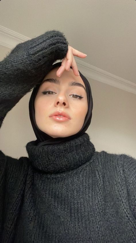 Selfie Poses Without Showing Face, Poses Without Showing Face, Nature Quotes Beautiful, Outfit Reference, Bandana Girl, Modern Hijab, Modern Hijab Fashion, Hijabi Style, Selfie Poses Instagram