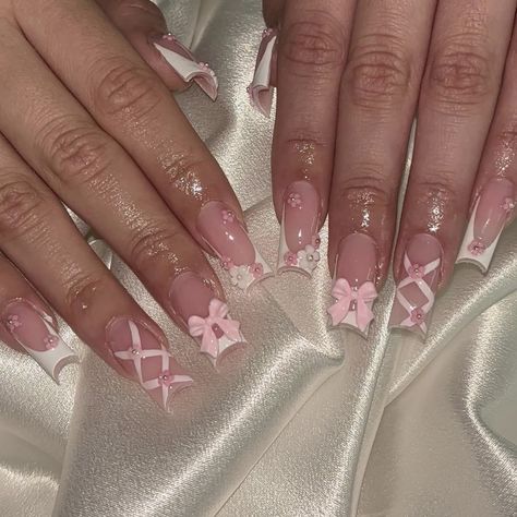 ig: setsbycarolaa Pink Coquette Nails, Barbie Colors, Corset Nails, Nail Korean, Nails Barbie, Nails Bow, Nails Pearl, Bow Nail Designs, Subtle Nail Art