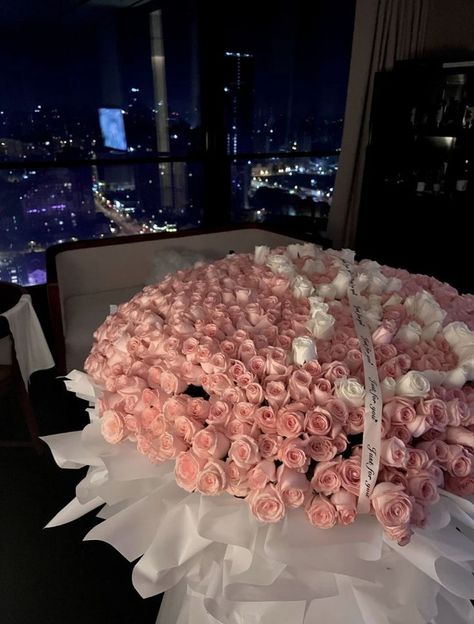 Pink Inspo Quotes, Large Flower Bouquet, Big Roses, Huge Flowers, Luxury Bouquet, Luxury Flower Bouquets, Quotes Aesthetics, Pink Rose Bouquet, Birthday Party Theme Decorations