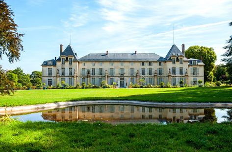 Visit Château de Malmaison: The Extravagant Home Of Napoleon's Wife In Paris Chateau De Malmaison, Extravagant Homes, Saint Helena Island, Visiting Paris, Historic Mansion, Palace Of Versailles, Formal Gardens, Historical Monuments, Visit Paris