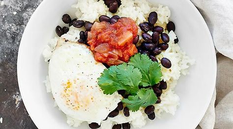 Easy Vegetarian Breakfast, Breakfast Vegetarian, Rice And Beans Recipe, Cheesy Rice, Vegetarian Gluten Free, Gluten Free Breakfast, Rice And Beans, Fried Eggs, Beans Recipe