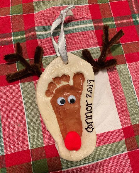 Salt Dough Reindeer, Foot Print Ornament, Baby Christmas Crafts, Salt Dough Christmas Ornaments, Clay Christmas Decorations, Handprint Ornaments, Baby Christmas Ornaments, Salt Dough Ornaments, Dough Ornaments