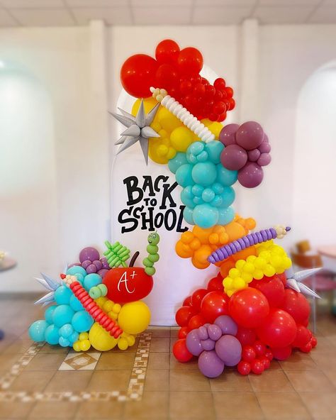 Back to School 📚🖍️✨ . Wrapping up this back to school season in style with this install for the Robinson Barracks Zentrum ( RBZ ) for thru… | Instagram Back To School Decoration Ideas, Kindergarten Graduation Themes, Back To School Balloons, Teacher Graduation Party, School Balloons, Back To School Backdrop, Back To School Bash, 2023 Back To School, Kindergarten Graduation Party