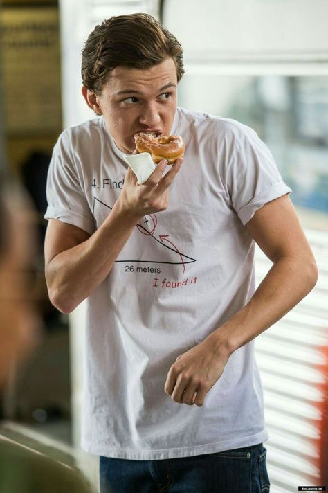 Spiderman Eating, Caramel Donut, Guy Eating, Rafael Miller, Photo Manga, Man Eating, Tom Holland Imagines, Tom Holland Peter Parker, Tom Holland Spiderman