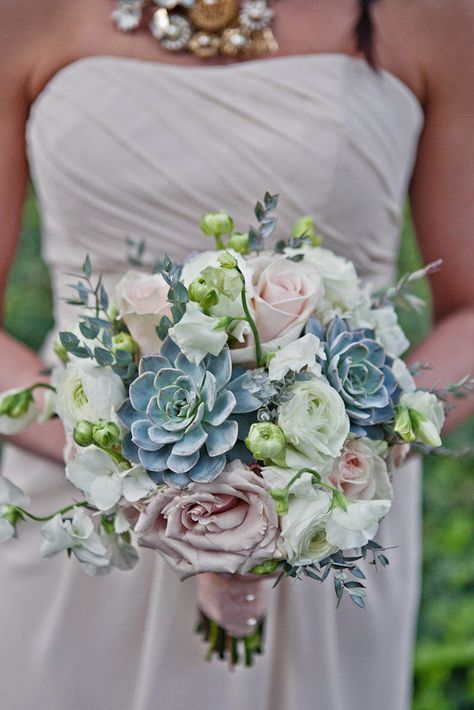 Succulent And Flower Bouquet, Wedding Flowers With Succulents, Succulent And Rose Bouquet, Succulent Bridal Bouquet, Flowers And Succulents, Bouquet Succulent, Staging Decor, Plant Wedding, Succulent Bouquet