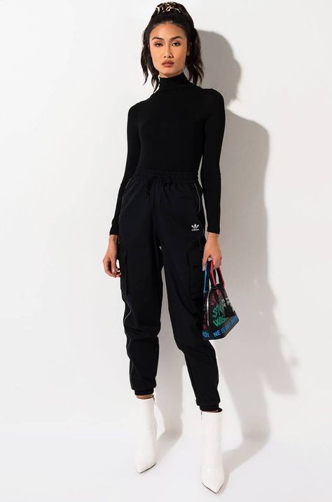 Black Track Pants Outfit, Track Pants Outfit Women, Flare Leg Jeans Outfit, Outfits Joggers, Queen Noor, Track Pants Outfit, Adidas Outfit Women, Womens Cargo, Black Track Pants