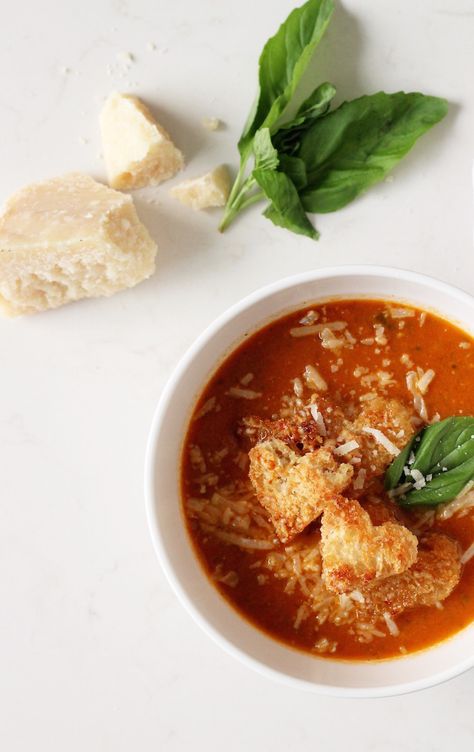 Fall and winter are all about comfort food, like this delicious Tuscan Tomato Soup!!! Parmesan Croutons, Croutons Recipe, Tomato Basil Soup Recipe, Basil Soup, Jillian Harris, Tomato Basil Soup, Soup Recipes Slow Cooker, Roasted Tomato, Cozy Meals