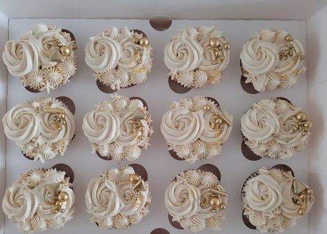 Elegant White Cupcakes, Cream And Gold Cupcakes, Golden Anniversary Cupcakes, Bridal Shower Cupcakes Elegant, All White Cupcakes, Engagement Party Cupcakes Ideas, Elegant Cupcakes Wedding, Gold Cupcakes Ideas, White Gold Cupcakes