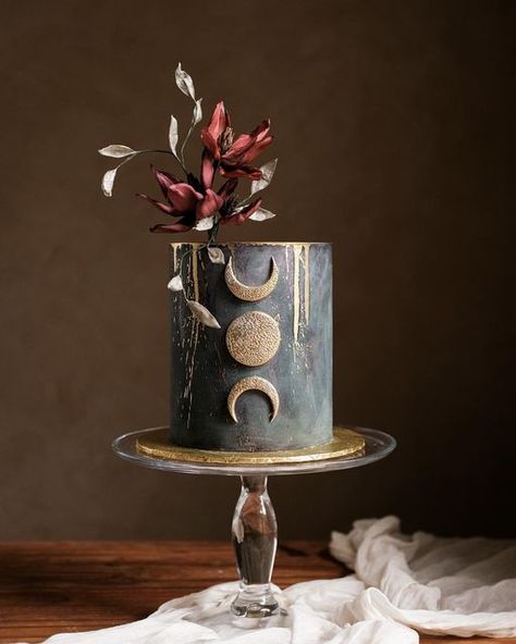 Witch Wedding Cake, Pagan Cake Ideas, Moon Phase Cake, Wiccan Cake Ideas, Wiccan Birthday Cake, Witches Dont Age Cake Aesthetic, Witchy Cake Birthdays, Cosmic Wedding Cake, Gothic Bday Cake