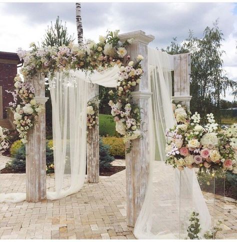 QUEEN. Outdoor Wedding Stage Decorations, Outdoor Wedding Stage, Roses Wedding Decor, Outside Wedding Ceremony, Disney Fairytale Wedding, Arched Doors, Roses Wedding, Wedding Store, Breathtaking Wedding