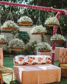 Ideas For Small Weddings, Home Wedding Ideas, Timeless Wedding Decor, Mehendi Decor Ideas, Wedding Background Decoration, Wedding Entrance Decor, Mandap Decor, Desi Wedding Decor, Marriage Decoration