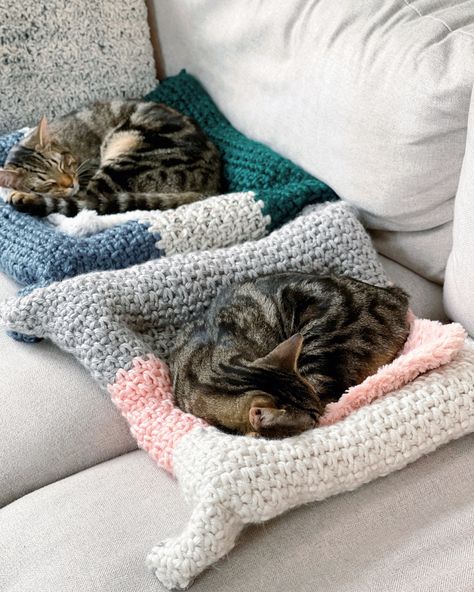 Crochet cat bed