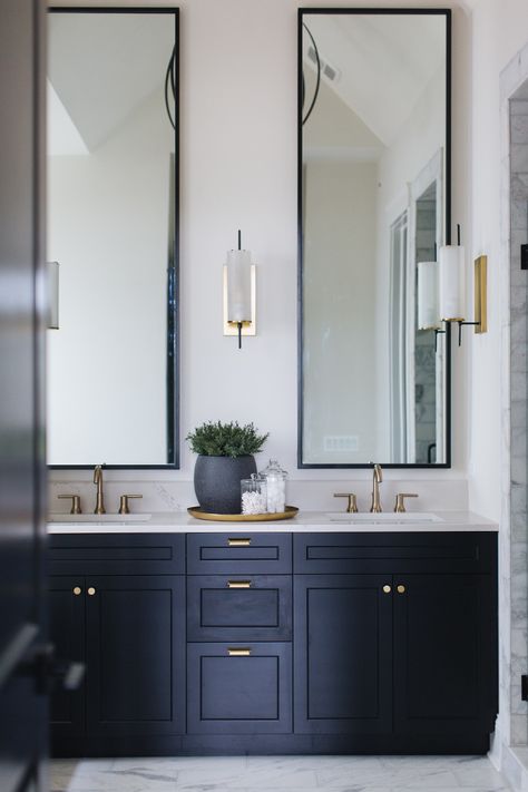 Faucet Ideas For Bathroom, Masculine Shower Ideas, Marble Bathroom With Black Fixtures, Bathroom Mirror Design, Styl Hampton, Bathroom Mirror Frame, Double Sinks, Mirror Frame Diy, Bathroom Model