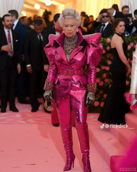 Grandma Chic Fashion, Queen Eli, Royal Food, Grandma Chic, Grand Prince, Funny Dance Moves, Funny Old People, Royal Family England, Met Gala Red Carpet