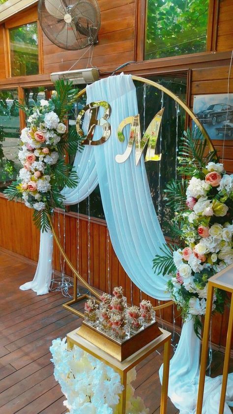 Hula Hoop Backdrop Ideas, Hula Hoop Decoration Wedding, Hula Hoop Backdrop, Backdrop Curtain Ideas, Hoop Wedding Backdrop, Hula Hoop Decoration, Floral Hoop Wedding, Reception Decoration Ideas, Curtain Decoration