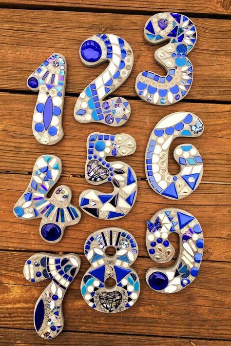 Mosaic Numbers House, Mosaic Tile House Numbers, Mosaic House Numbers Ideas, Mosaic Ideas Beginner Pattern, Mosaic Crafts Diy, Mosaic House Numbers Diy, House Number Mosaic, Air Dry Clay Mosaic, Mosaic Projects For Beginners