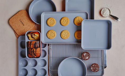 Caraway's Bakeware Set is fresh out of the oven, and it's already almost gone! Given how much we love their Cookware Sets, we're not surprised... Cookware Set Best, Big Snacks, Ceramic Bakeware Set, Ceramic Cookware Set, Bakeware Accessories, Ceramic Bakeware, Baking Basics, Ceramic Cookware, Clean Cooking