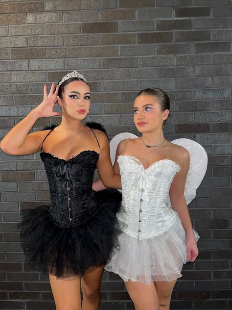 Black Swan Halloween Outfit, Black Ballerina Costume, White Swan Black Swan Halloween Costume, Black Swan And White Swan Halloween, Halloween 2024 Ideas Costume, Dark Swan Costume, Dark Angel And White Angel Costume, Black Swam And White Swan Halloween, Swan Costume Women