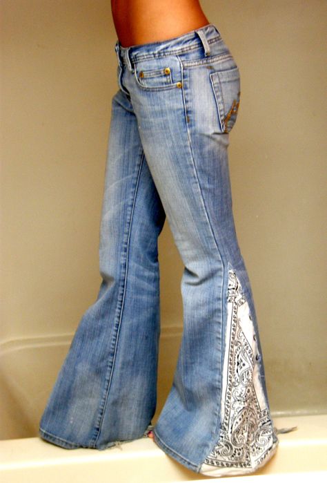 Bandana jeans...maybe do this with a camouflage bandanna :) Bandana Jeans, Återvinna Jeans, Look Hippie Chic, Mode Editorials, Estilo Hippie, Denim Ideas, Denim Crafts, Jeans Diy, Old Jeans