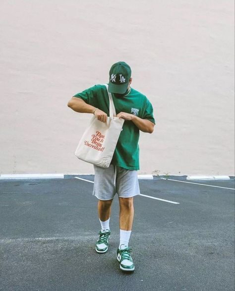 Green Tshirt Outfit, Men Tote Bag, Dunk Outfit, Mens Tote Bag, Tote Bag Outfit, Dunks Outfit, Street Wear Fashion, Streetwear Inspiration, Tote Outfit