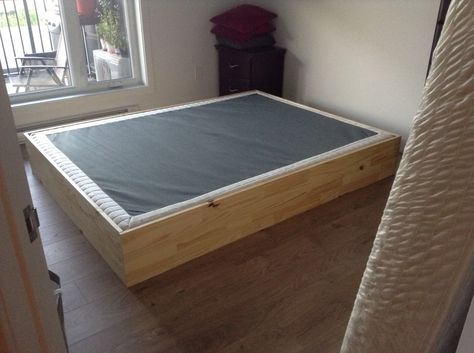 base de lit Platform Bed Plans, Box Spring Bed Frame, Pallet Furniture Bedroom, Bed Diy, Bed Plans, Diy Furniture Renovation, Bedroom Color Schemes, Furniture Renovation, Diy Bed