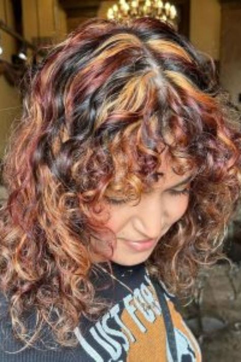 How To Get Defined, Frizz-Free Curls With No Gel! | Curly Hair Routine Calico Cat Hair Color Curly, Calico Hair On Curly Hair, Calico Curly Hair, Calico Hair Curly, Curly Calico Hair, Hair Color On Curly Hair, Color On Curly Hair, Curly Hairstyles Y2k, Chunky Highlights Curly Hair