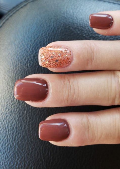 Fall Wedding Nails Bridesmaid Dip, Fall Glitter Fade Nails, Fall Nail Sparkle Designs, Dip Powder Nails Natural Short Fall, Fall Colors Gel Nails, Short Nails Ideas Fall Winter, Fall Bridesmaid Nail Ideas, Fall And Nails, Short Fall Nails 2022 Gel Square