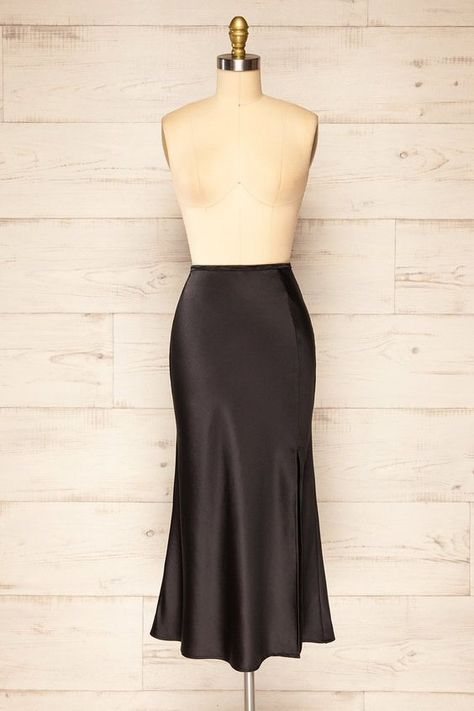 basic classic midi satin silk skirt Slip Dress Outfit Ideas, Satin Midi Skirt Outfit, Satin Slip Dress Outfit, Black Satin Midi Skirt, Silk Dresses Outfit, Dress Work Outfit, Black Satin Skirt, Slip Dress Outfit, Black Silk Skirt